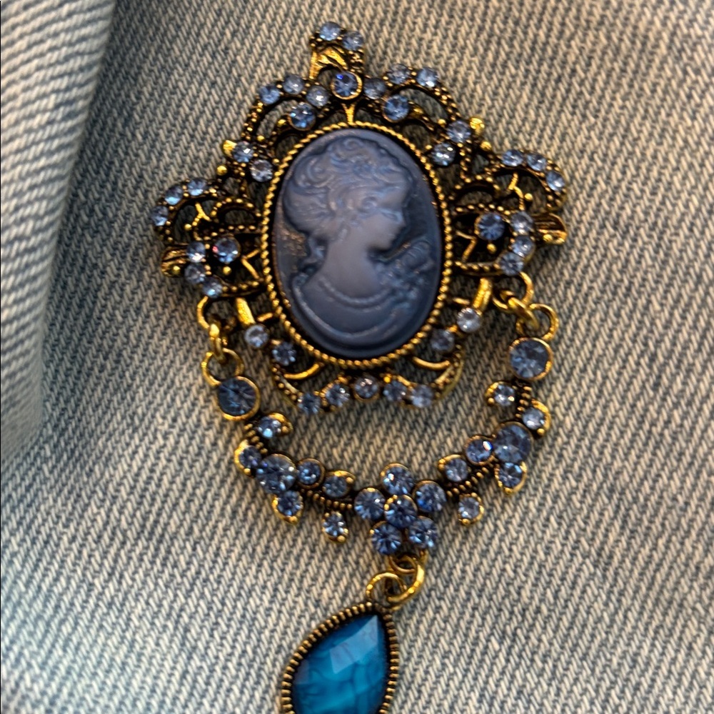 Aratta Vintage-Inspired Blue Cameo Statement Brooch blue beauty add to bag hat - Picture 3 of 3